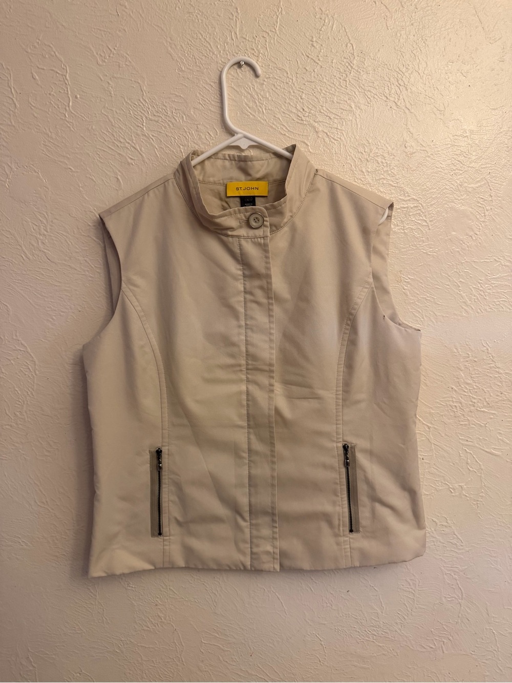 St. John Cream Sleeveless Stand-Neck Vest with Zip Pockets